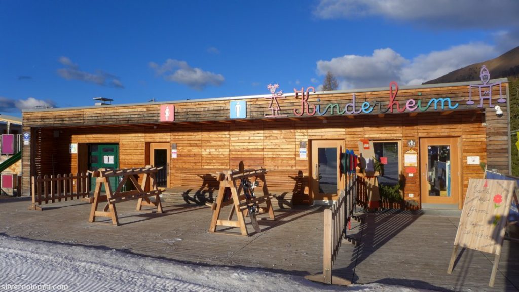 parco giochi per bambini sulla neve