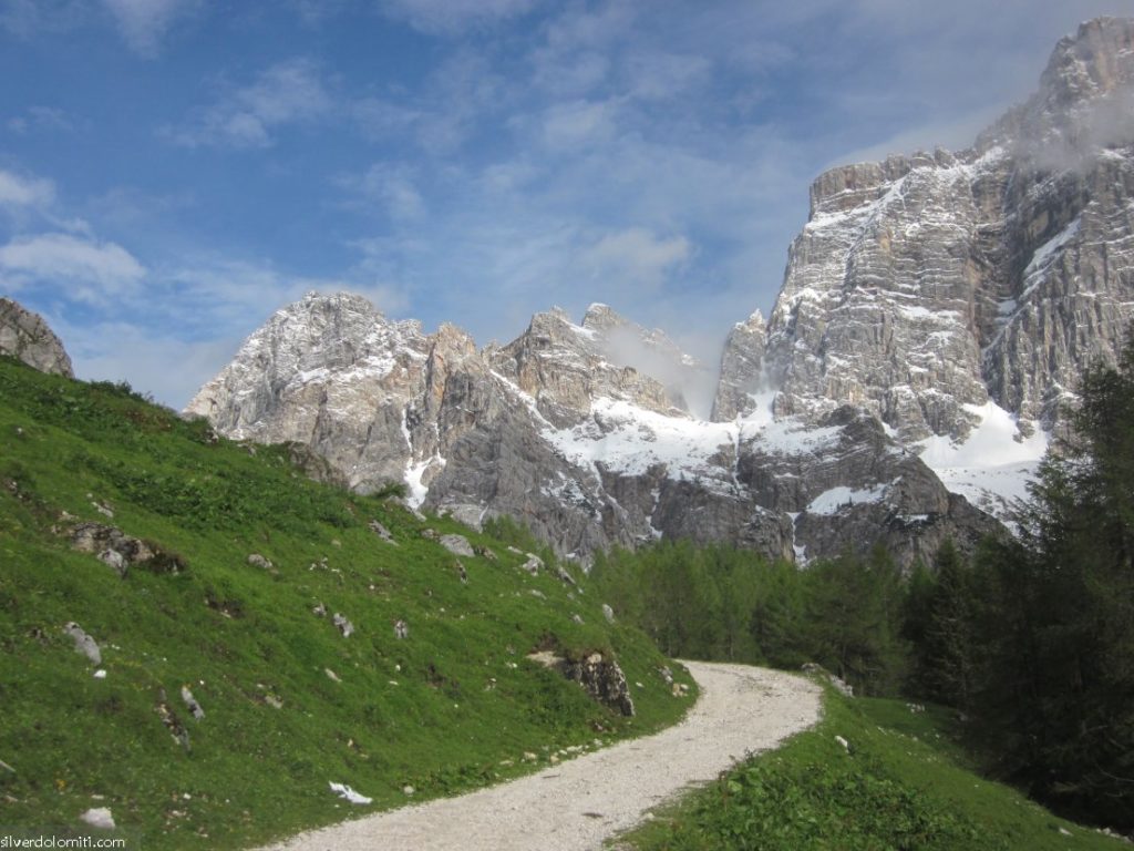 sentiero per il rifugio Città di Fiume.