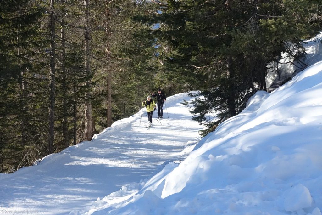 Anziani con gli sci in salita verso il Rifugio Vallandro